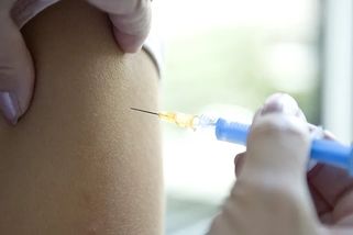 Byla zveřejněna nová pravidla pro očkování. Doktor prozradil, co se stane, když je nedodržíte